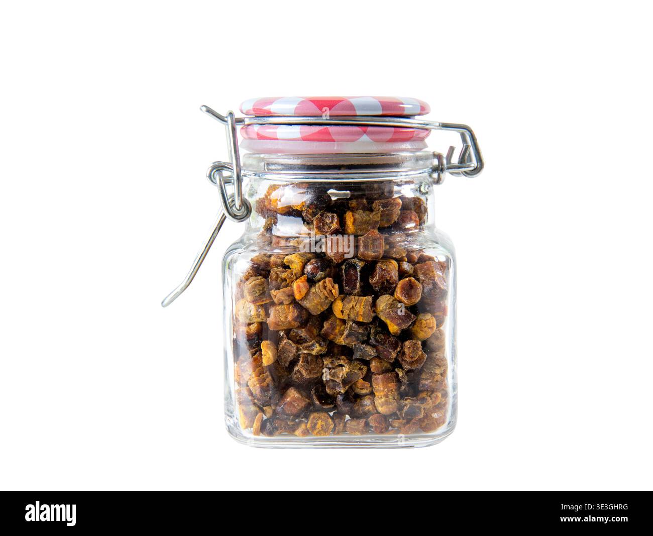 Pane fermentato di api noto anche come polline fermentato di api in un vaso di vetro isolato su sfondo bianco. Concetto di medicina alternativa. Foto Stock