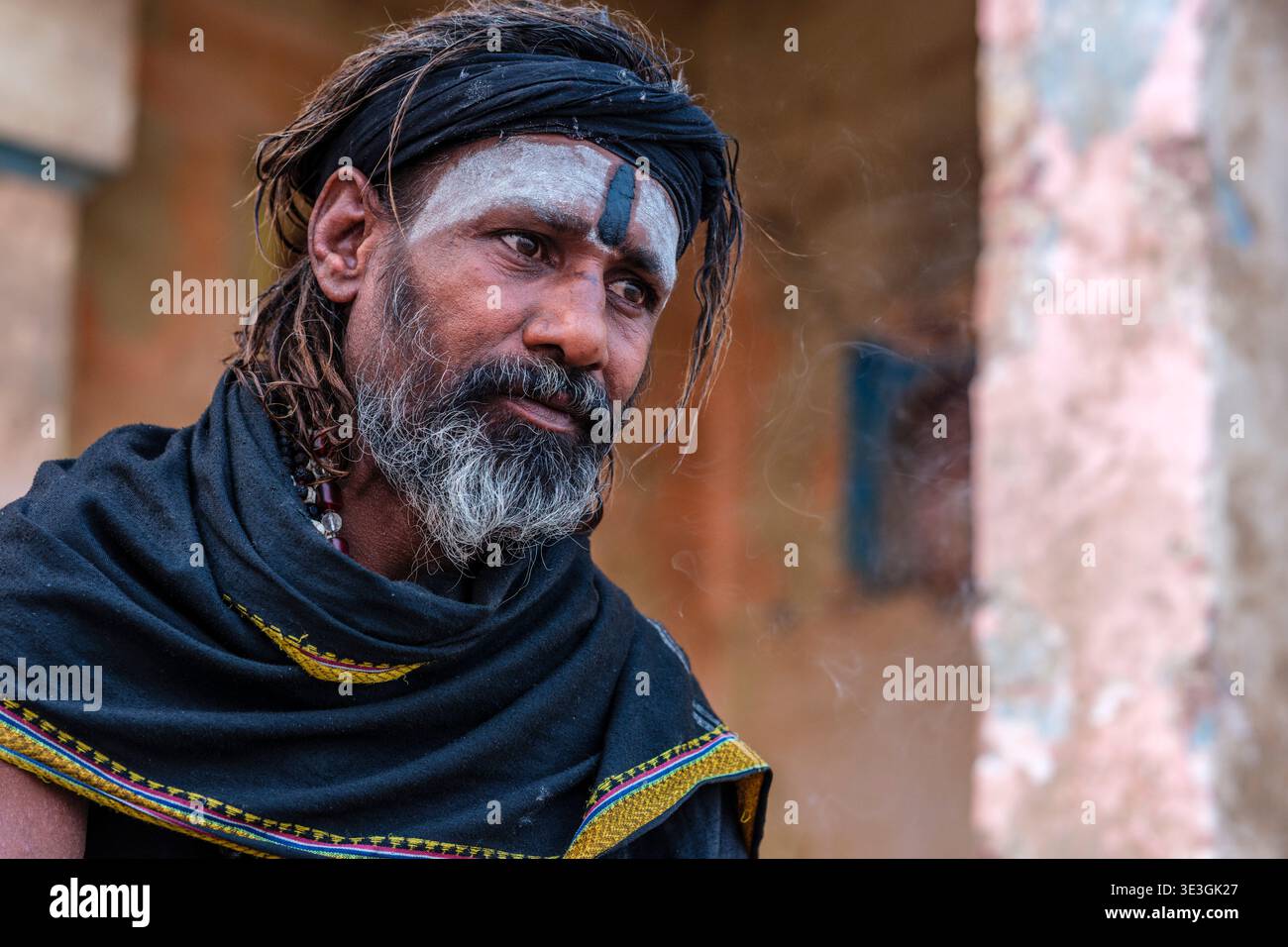 Ritratto di un Aghori Sadhu con segni facciali a Lali Ghat a Varanasi, con fumo di incenso che si sposta vicino al fiume Gange. Foto Stock