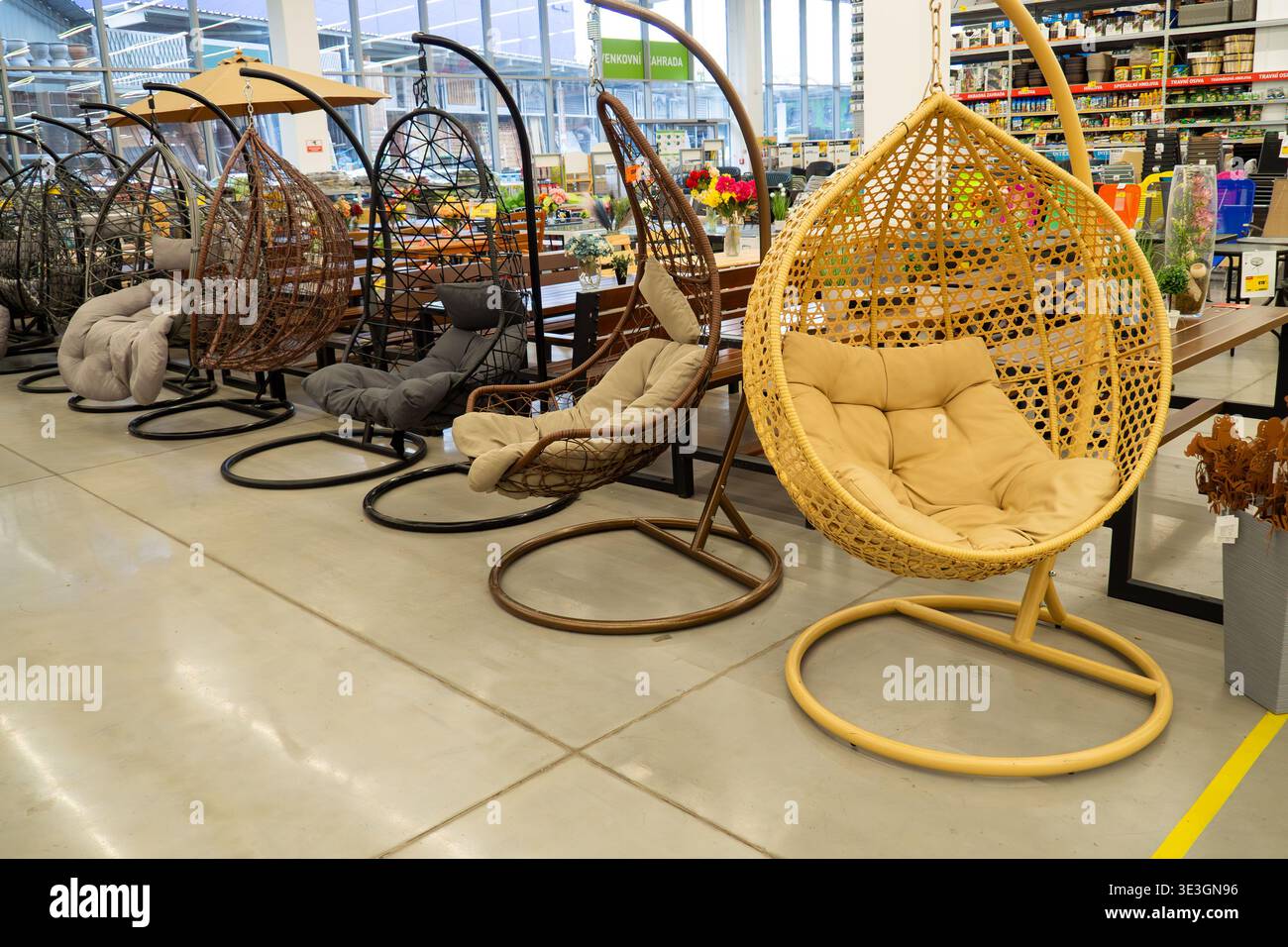 Trendy Suspended arrangiamenti che enfatizzano l'Outdoor Bohemian Style Brno, 21 marzo 2026. Foto Stock