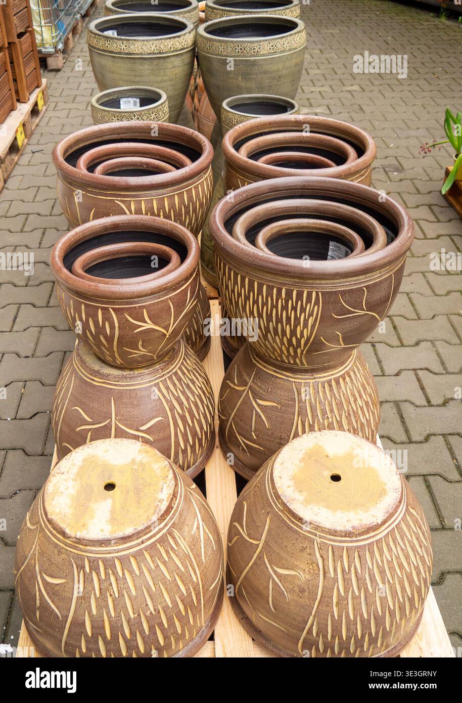 Disporre le pentole di terracotta artigianali con intagli geometrici alla luce del sole Foto Stock