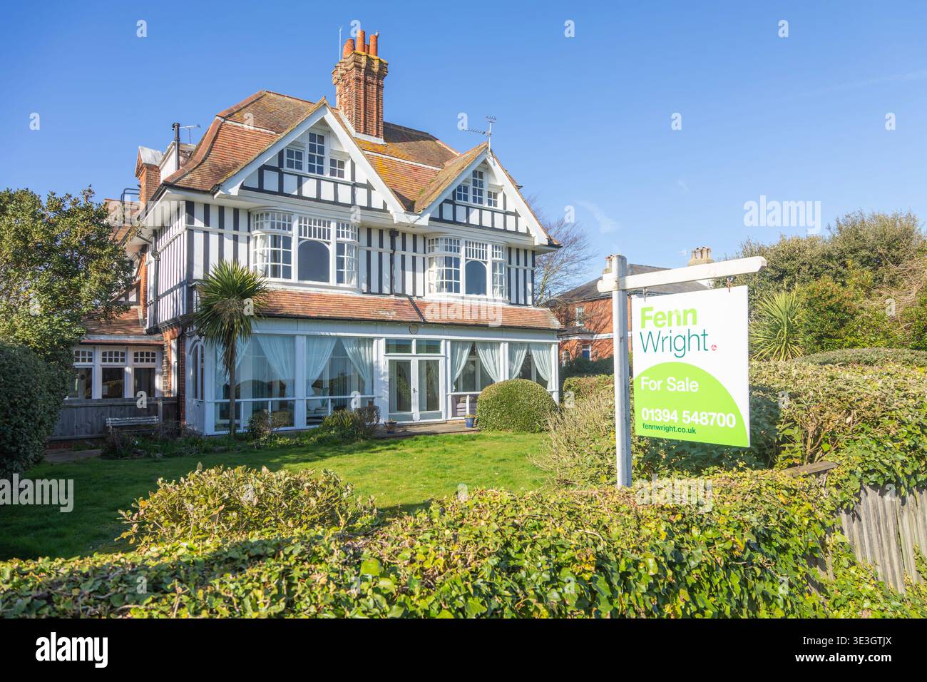 Cartello di agente immobiliare in vendita fuori dalla grande casa edoardiana storica, Hamilton Gardens, Felixstowe, Suffolk, Inghilterra, REGNO UNITO Foto Stock