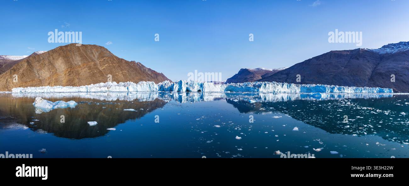 Vista panoramica del ghiacciaio Jaette a Isfjord, nella Groenlandia nord-orientale, con ghiaccio galleggiante e riflessi, che evidenziano i cambiamenti climatici, lo scioglimento dei ghiacciai, AN Foto Stock
