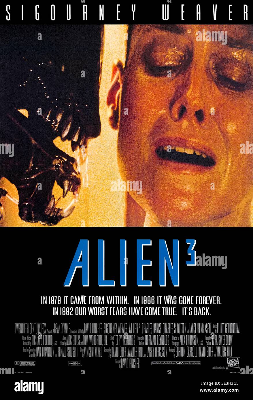 Alien³ (1992) diretto da David Fincher e interpretato da Sigourney Weaver, Charles Dance e Charles S. Dutton. Una sola sopravvissuta della colonia LV-426 infestata da alieni si schianta su una triste luna penale dove un nuovo Xenomorfo sta già perseguitando i detenuti di tutti gli uomini e deve aiutarli a distruggerlo prima che il vettore delle uova venga catturato da Weyland-Yutani. Fotografia di un poster originale del 1992 USA a un foglio SOLO PER USO EDITORIALE. Crediti: BFA / 20th Century Fox Foto Stock