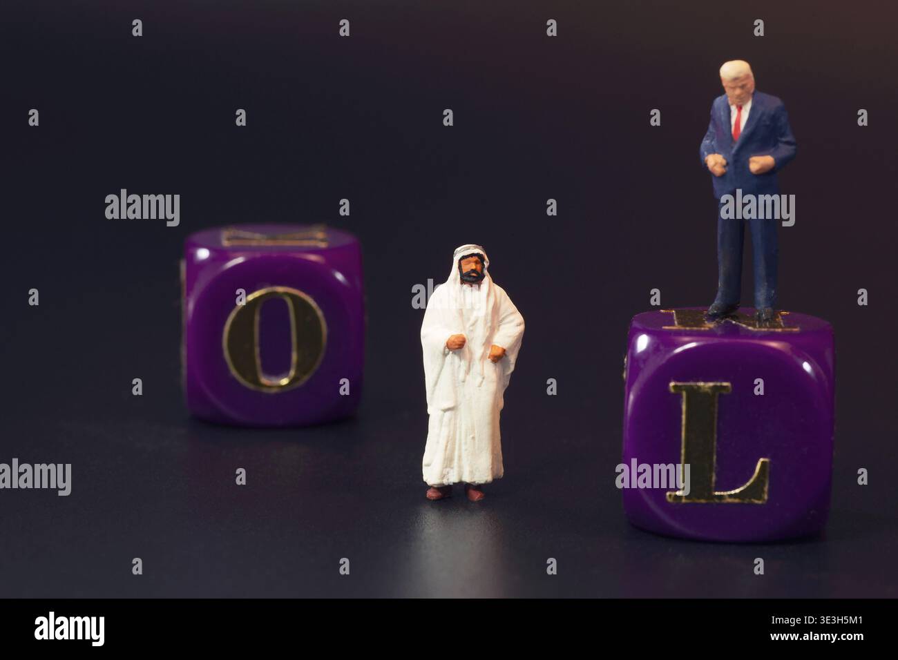 Due figure in miniatura 1:87 sceicco e assomigliano al presidente Donald Trump con la lettera viola che forma OLIO, simboleggiando il potere e l'influenza. Foto Stock