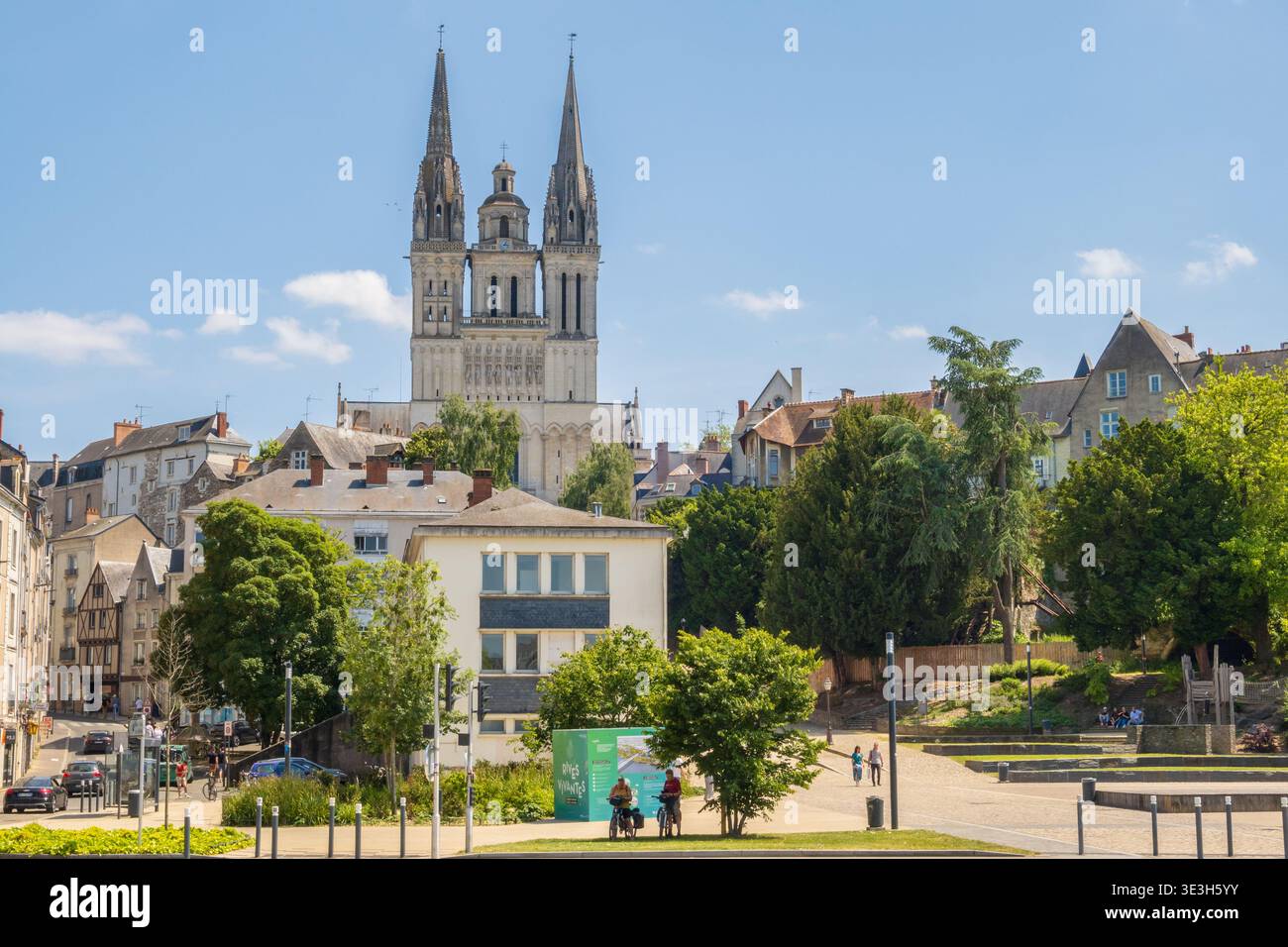 Angers, Francia - 27 maggio 2023 : la città di Angers e la sua Cattedrale gotica di Saint-Maurice, edificio costruito tra il XII e il XIII secolo. Foto Stock
