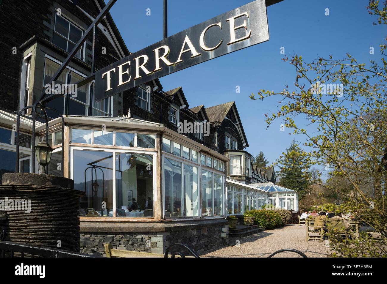 L'hotel Lakeside si trova all'estremità sud del lago Windermere nel parco nazionale del distretto dei laghi. Foto Stock