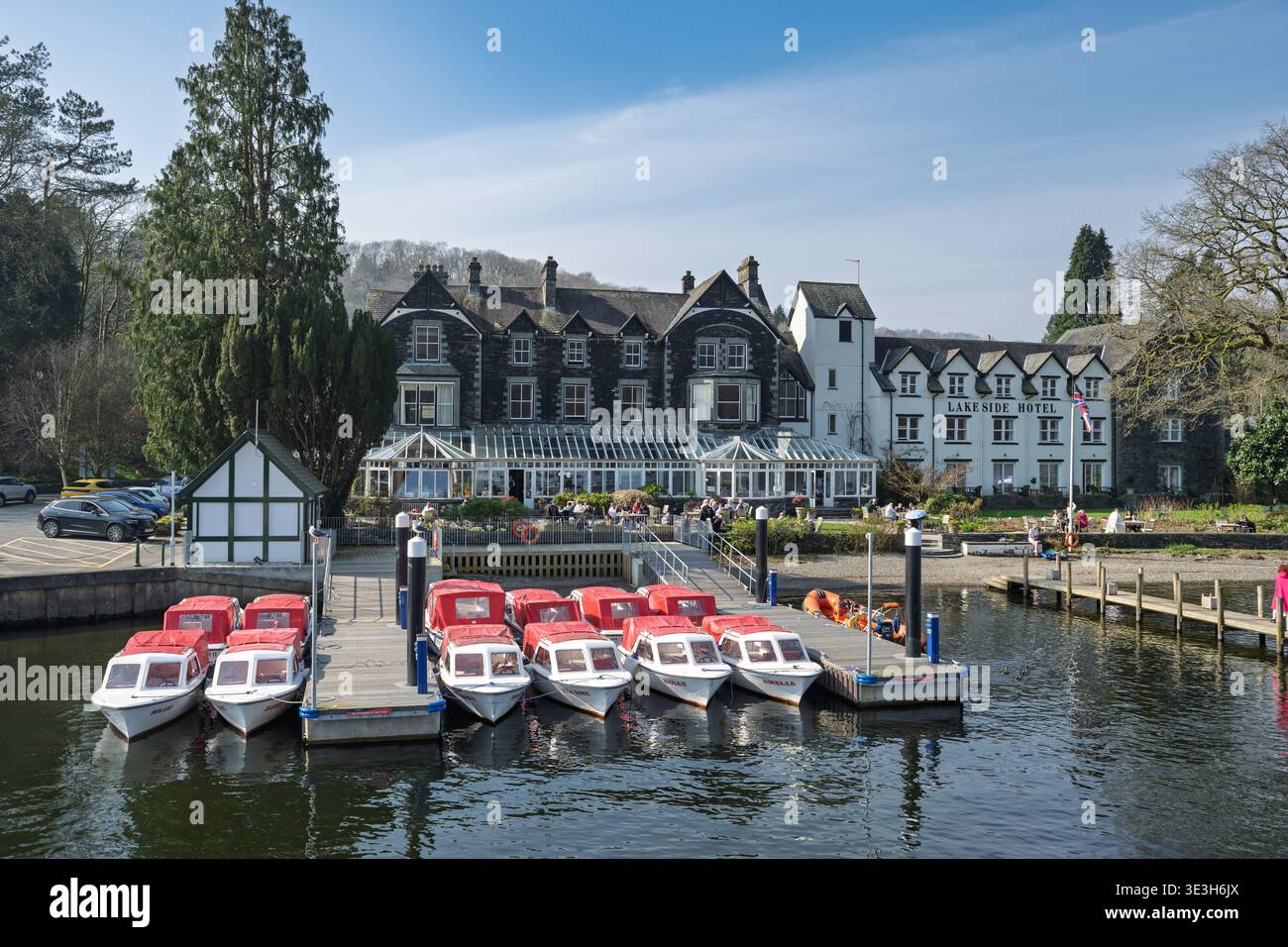 L'hotel Lakeside si trova all'estremità sud del lago Windermere nel parco nazionale del distretto dei laghi. Foto Stock