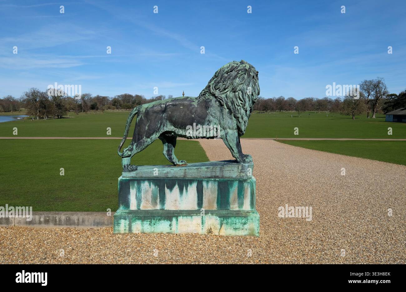 scultura di leoni in bronzo, holkham hall, nord di norfolk, inghilterra Foto Stock