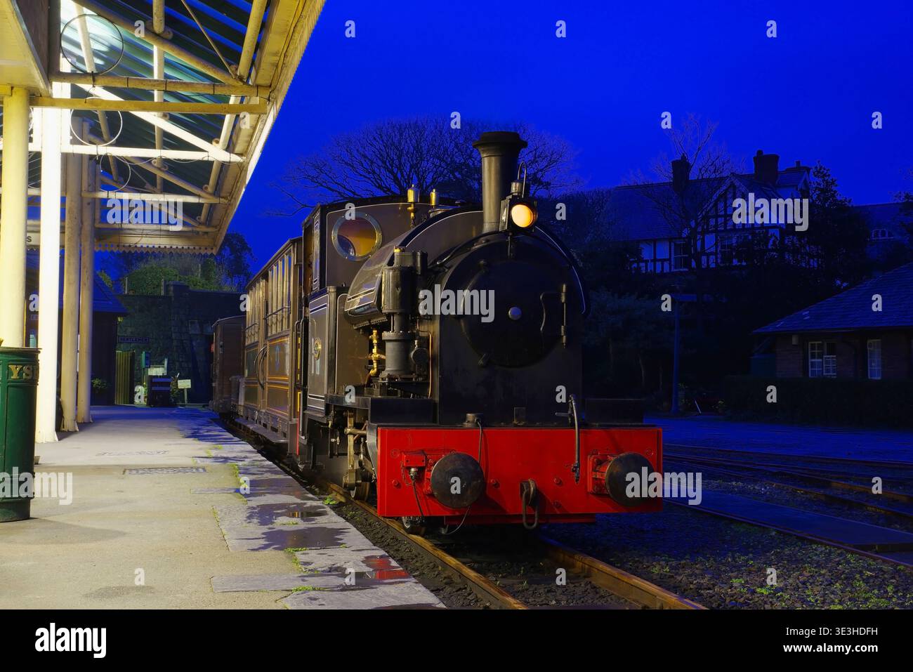 Tal y Llyn Railway No. 4, Edward Thomas, Tywyn Wharf Station, Night Time, Foto Stock