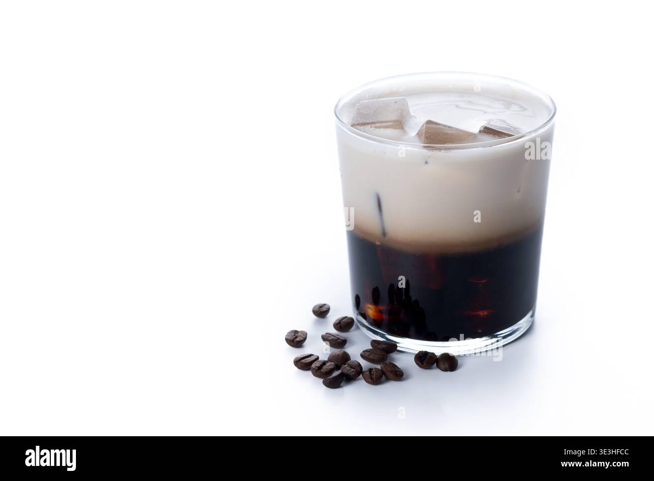 Rinfrescante cocktail bianco russo con vodka e crema isolata su sfondo bianco Foto Stock