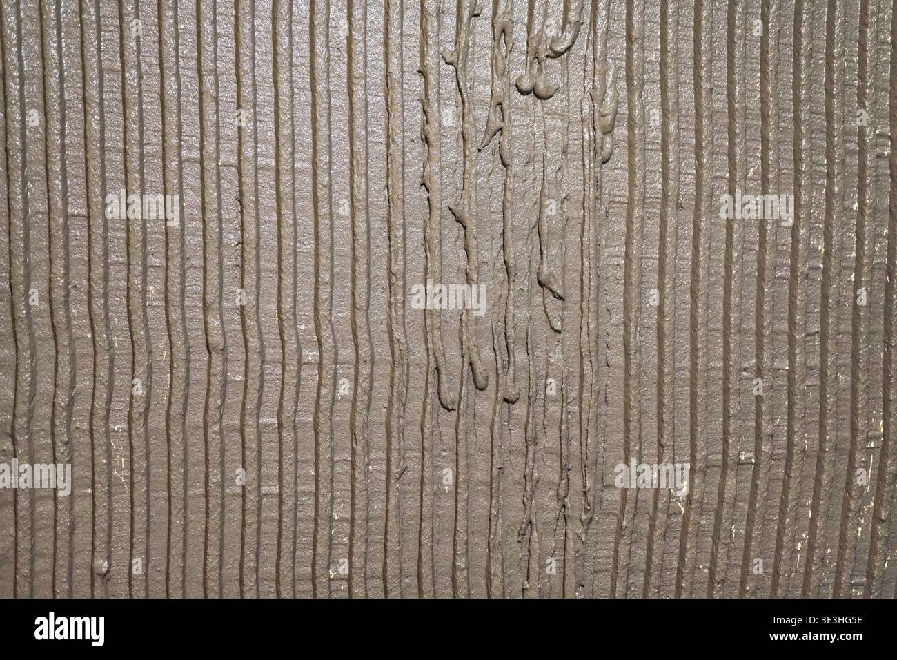 Superficie ruvida di cemento bagnato con scanalature verticali e linee che evidenziano gli elementi di progettazione della superficie Foto Stock