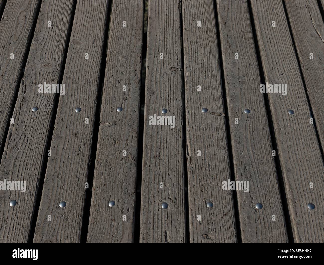 Tavole in legno invecchiato che si staccano in prospettiva con rivetti visibili, adatte per sfondi rustici, layout di design e struttura in legno conc Foto Stock