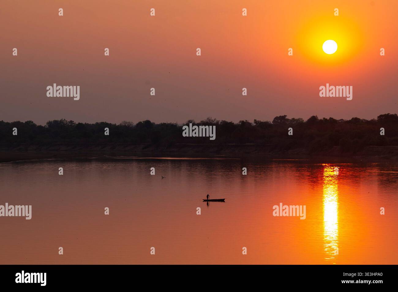 Canoa sul fiume Luangwa al tramonto, South Luangwa National Park, Zambia Foto Stock