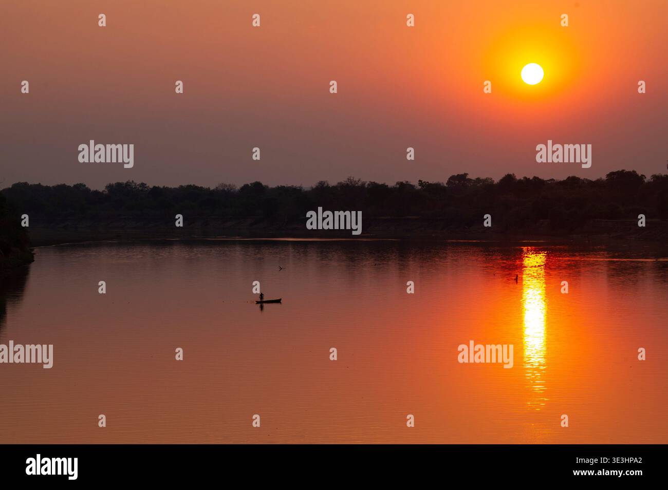 Canoa sul fiume Luangwa al tramonto, South Luangwa National Park, Zambia Foto Stock