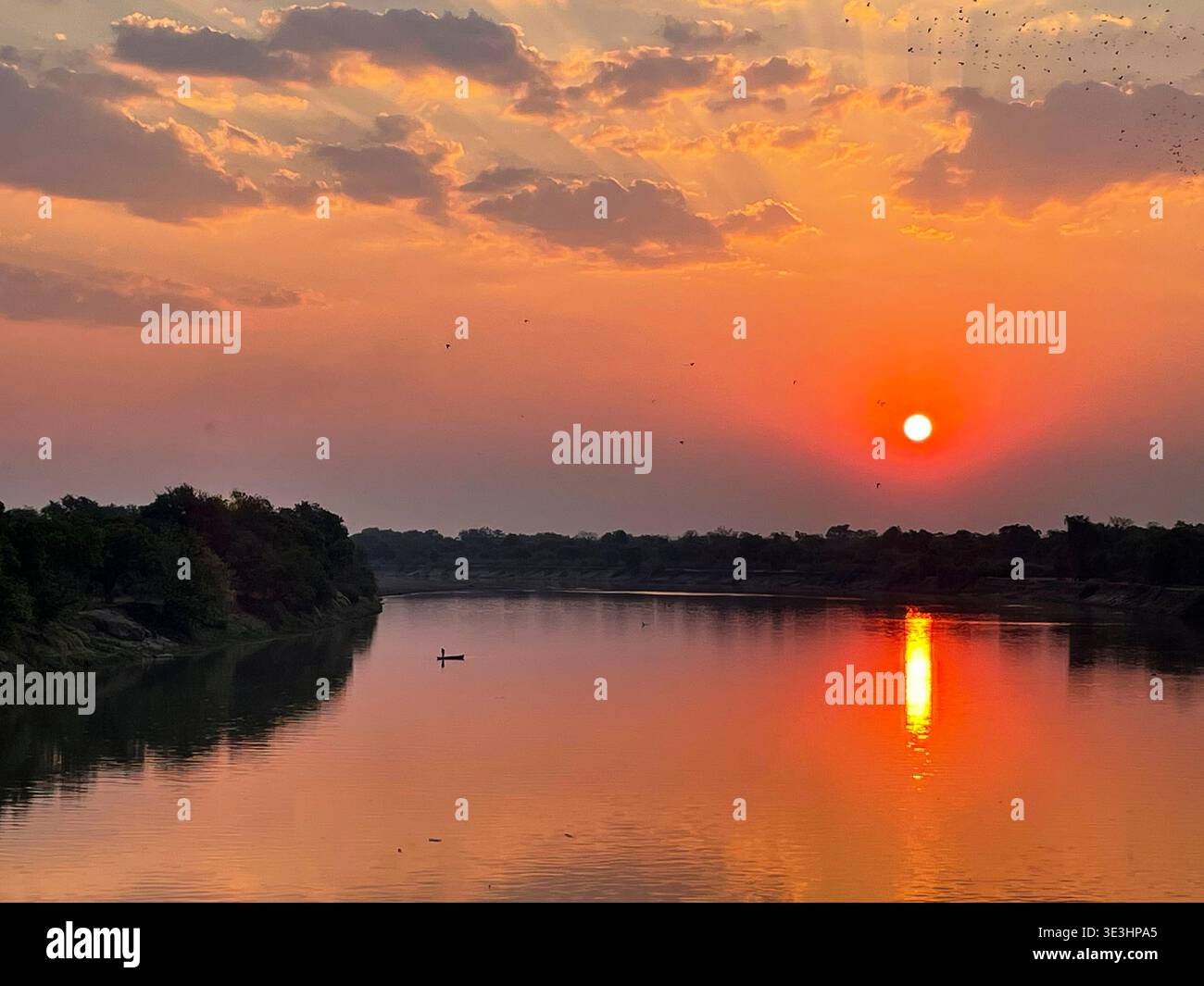 Canoa sul fiume Luangwa al tramonto, South Luangwa National Park, Zambia Foto Stock