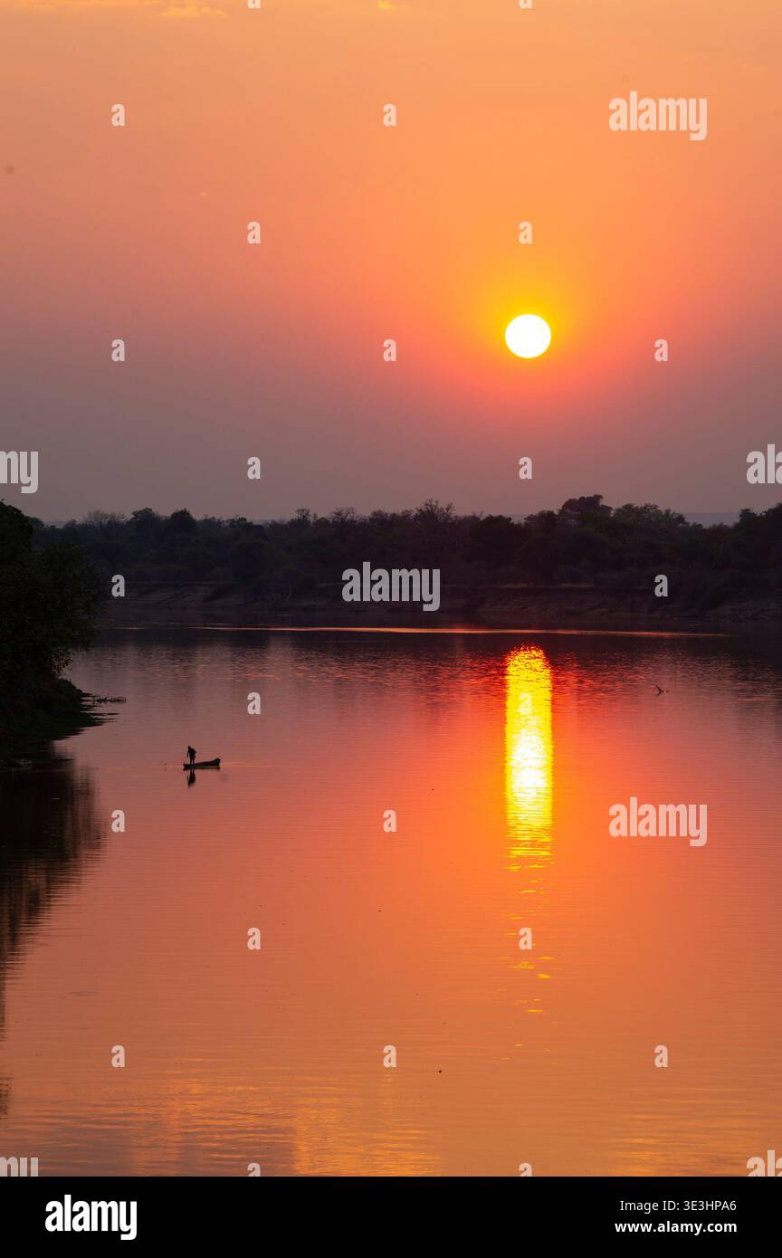 Canoa sul fiume Luangwa al tramonto, South Luangwa National Park, Zambia Foto Stock