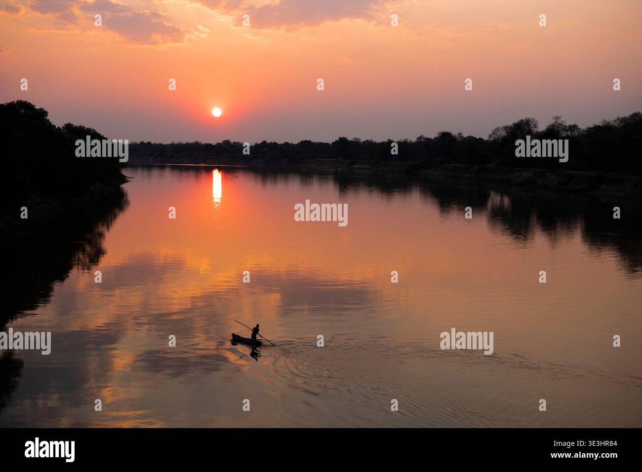 Canoa sul fiume Luangwa al tramonto, South Luangwa National Park, Zambia Foto Stock