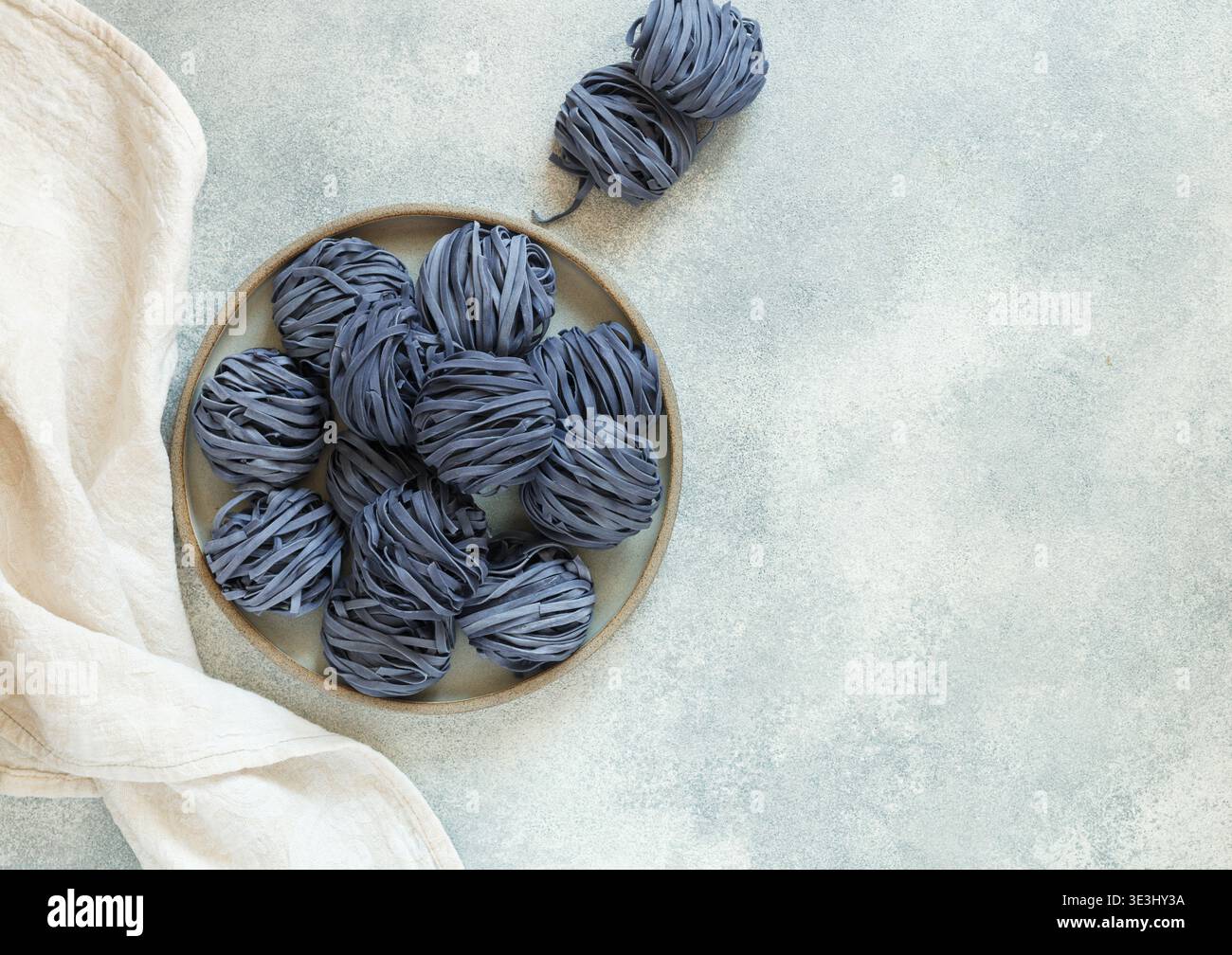 Spaghetti crudi di grano biologico con fiori di anchana. Il concetto di uno stile di vita sano e sportivo. fiori di pisello a farfalla. Cucina tailandese. Selettivo per Foto Stock