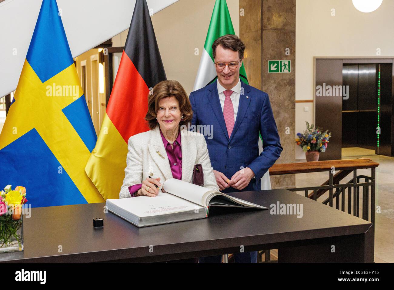 23.03.2026. Düsseldorf. NRW-Ministerpräsident Hendrik Wüst empfängt Ihre Majestät Königin Silvia von Schweden in der Staatskanzlei. Foto Stock