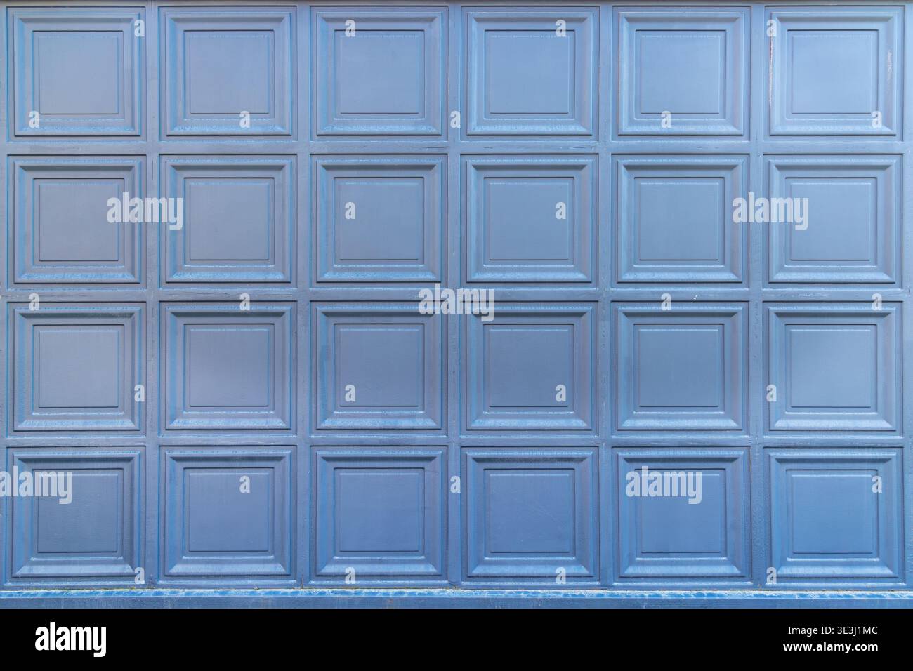 Sfondo a trama della porta del garage con pannelli blu. Vista completa della porta di un garage con pannelli blu con sezioni quadrate ripetute, linee geometriche pulite, e. Foto Stock