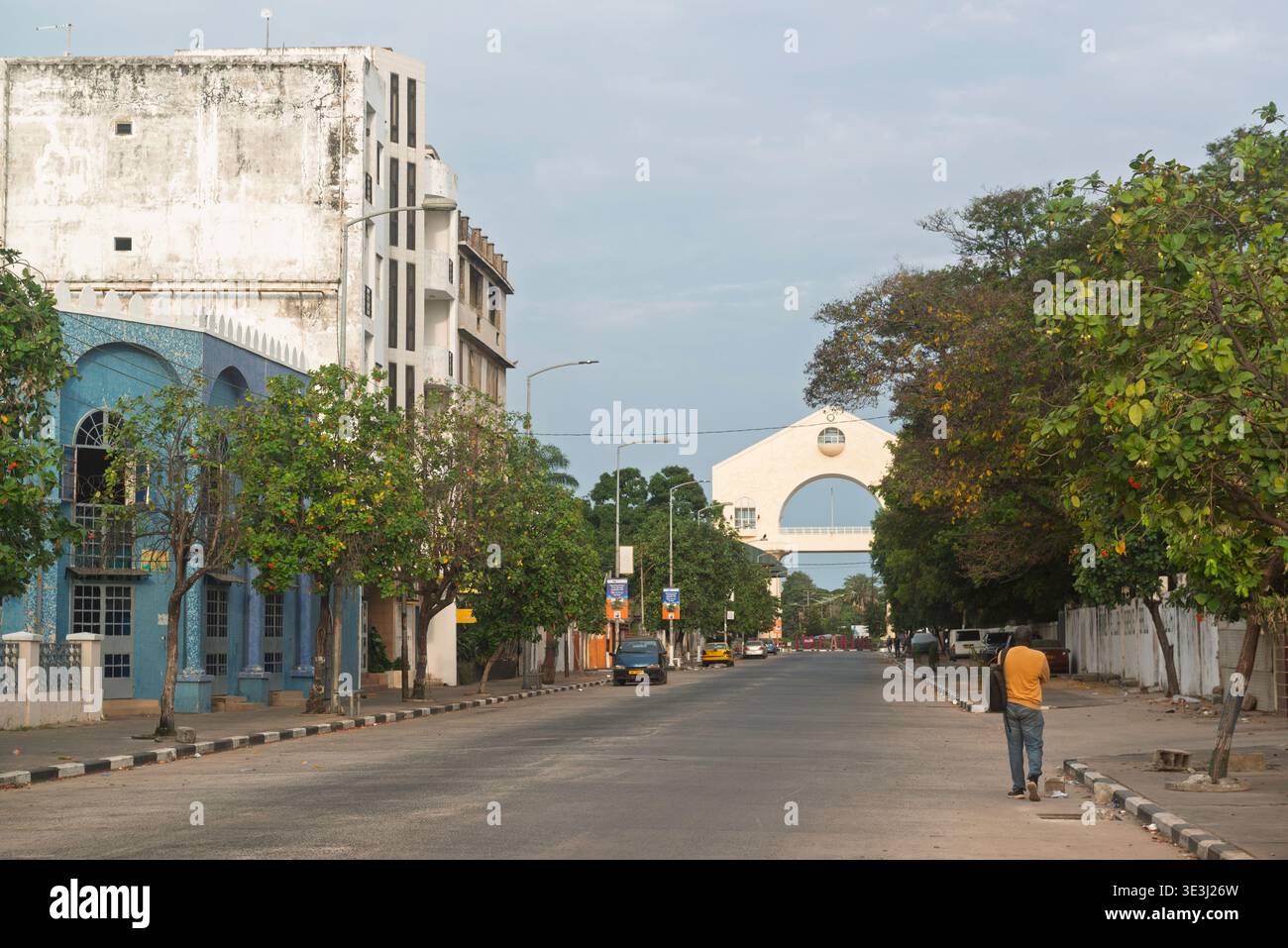 Banjul, il Gambia. Independence Drive con Arch 22 sullo sfondo. Foto Stock