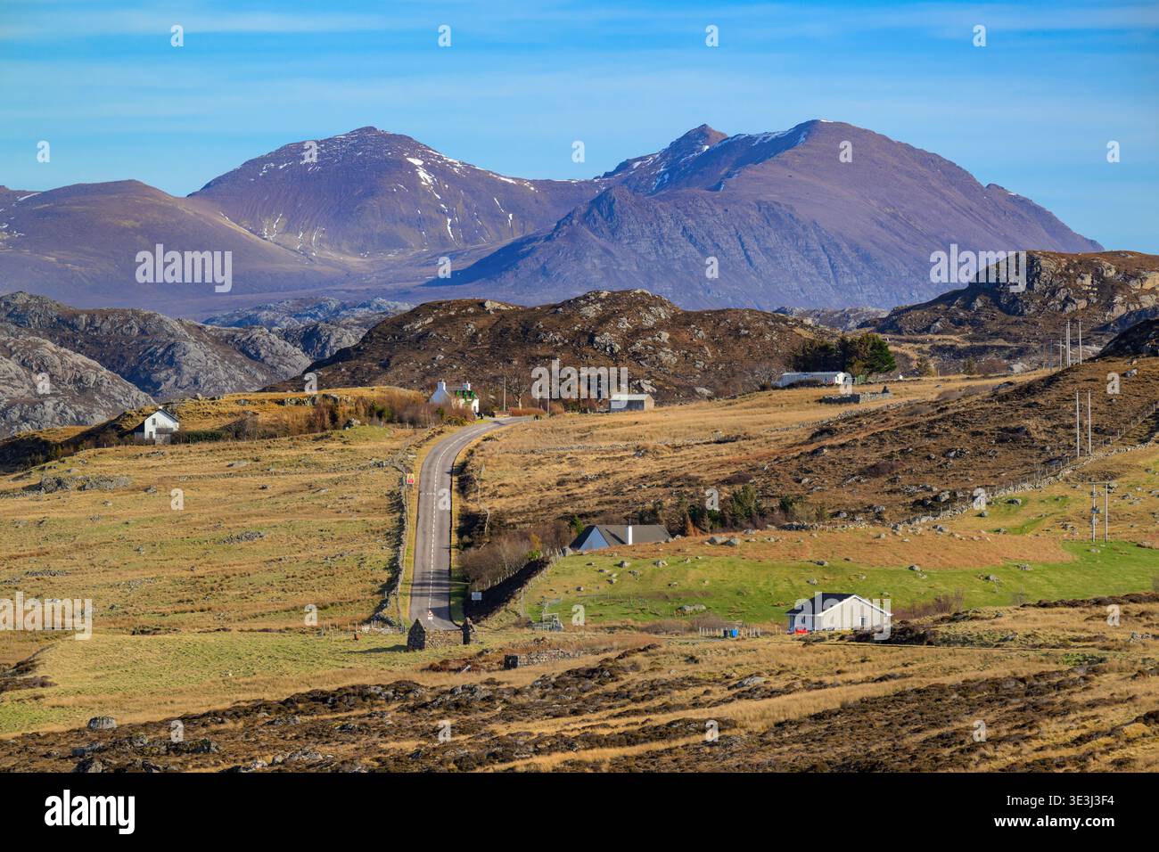 Una vista di parte della rotta turistica NC500, mentre la A832 passa attraverso l'insediamento di Second Coast, sulla costa nord-occidentale della Scozia, Regno Unito. Foto Stock