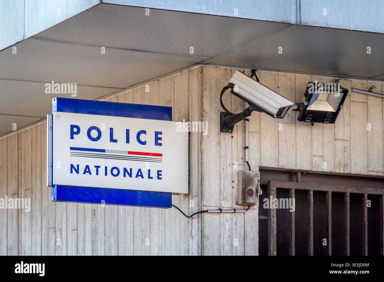 Cartello con la scritta "POLICE NATIONALE" accanto a una telecamera di sorveglianza fuori da una stazione di polizia francese. Concetti di criminalità e videosorveglianza in Francia Foto Stock