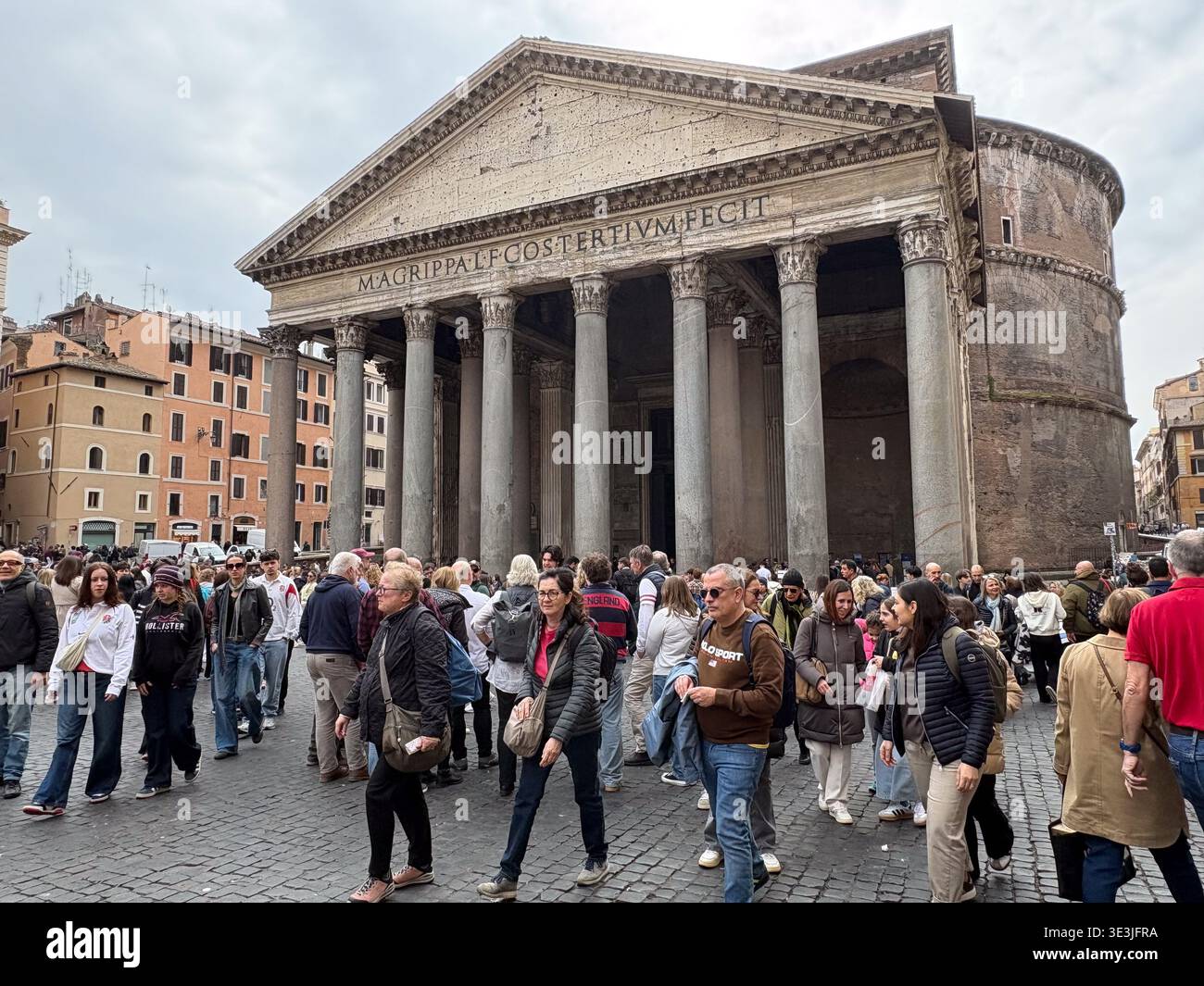 Pantheon, Pantheon di Roma. Roma, Italia. Antico tempio romano famoso per il suo enorme portico e la cupola. Turisti sovraffollati in coda. Foto Stock