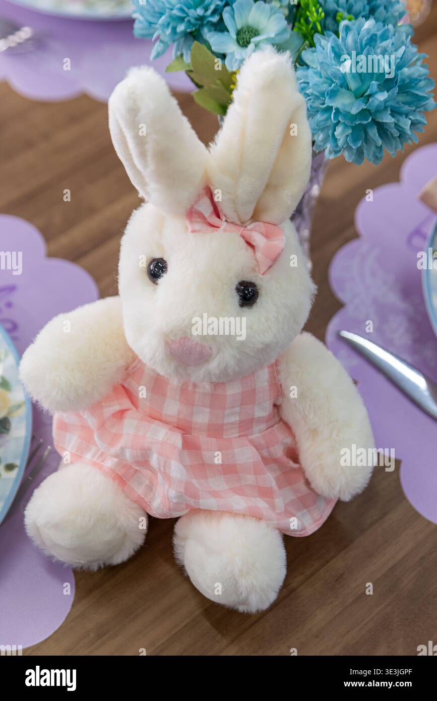 Coniglietto di Pasqua in una scena floreale di festa Foto Stock