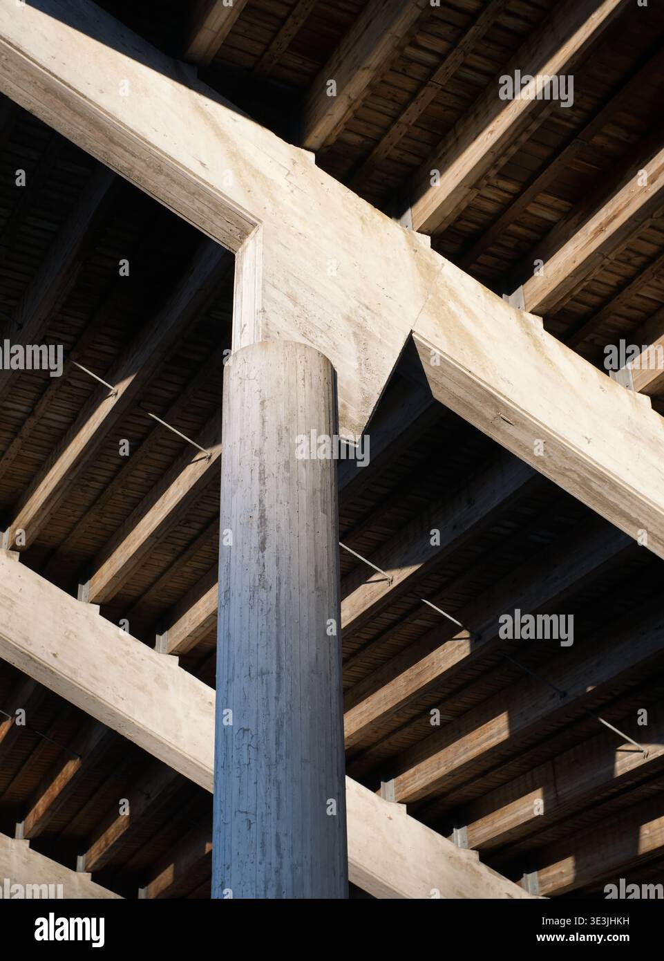 strutture in cemento sotto i posti dello stadio Foto Stock