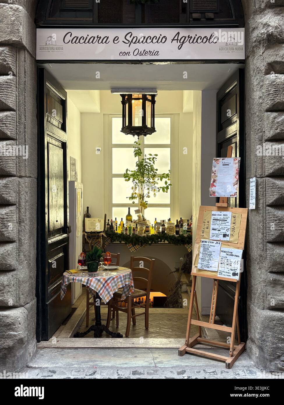 Caciara e spaccio agricolo con Osteria. Roma, Italia. Porta rustica per cene stagionali con tovaglie a scacchi e menu a bordo. Foto Stock