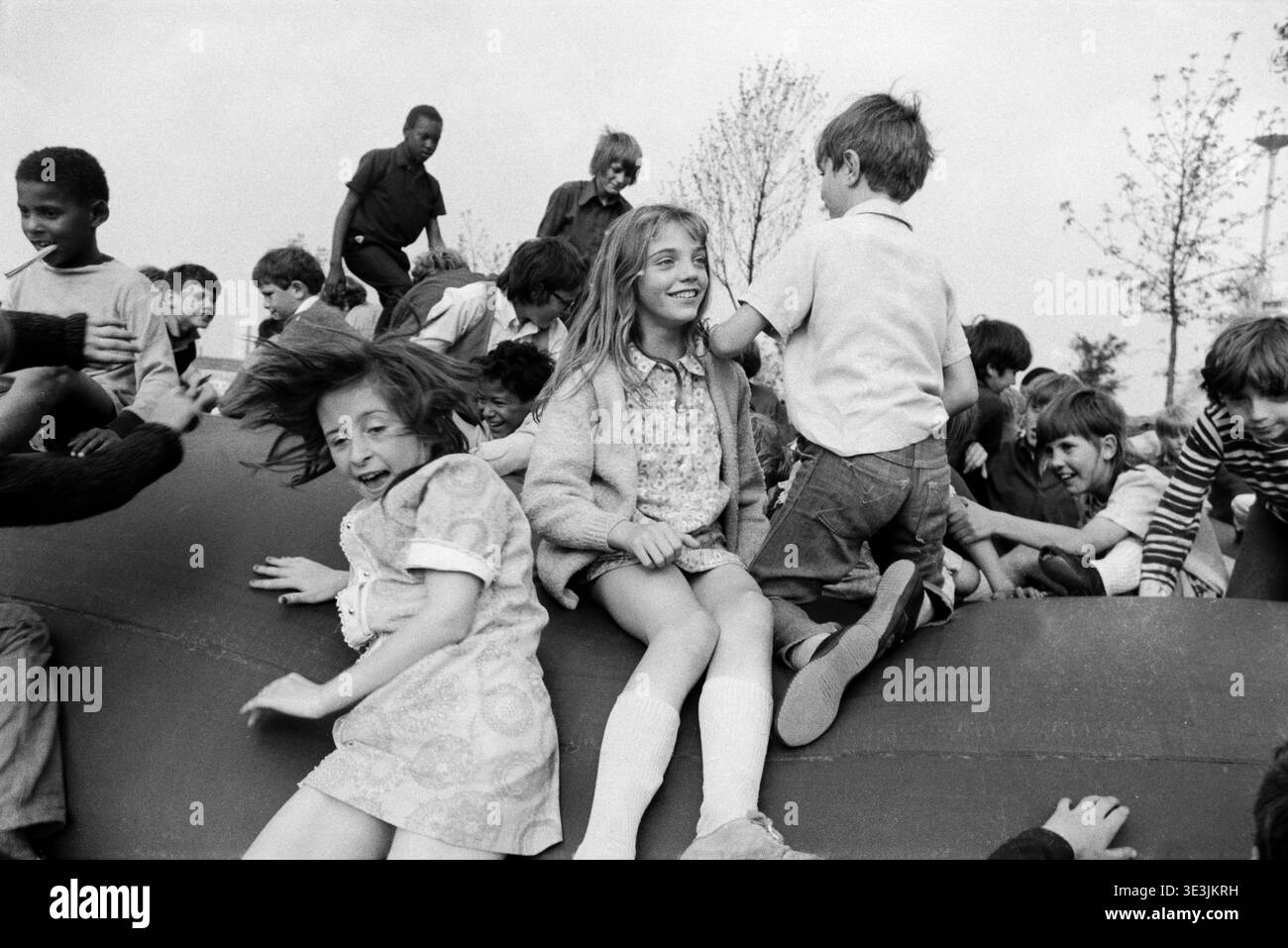 I bambini giocano all'interno delle strutture di gioco gonfiabili del gruppo di arte comunitaria Action Space a Kingstanding, Birmingham, 1973. Foto Stock
