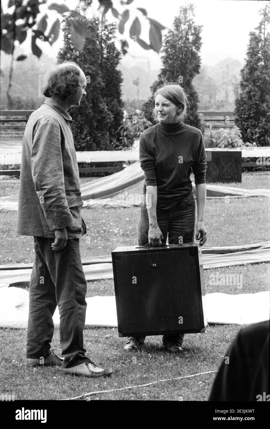 Ken Turner, co-fondatore del gruppo Community Art Action Space con un membro della troupe, mentre progettavano strutture di gioco inlflatable sotto la pioggia a Kingstanding, Birmingham, 1973 Foto Stock