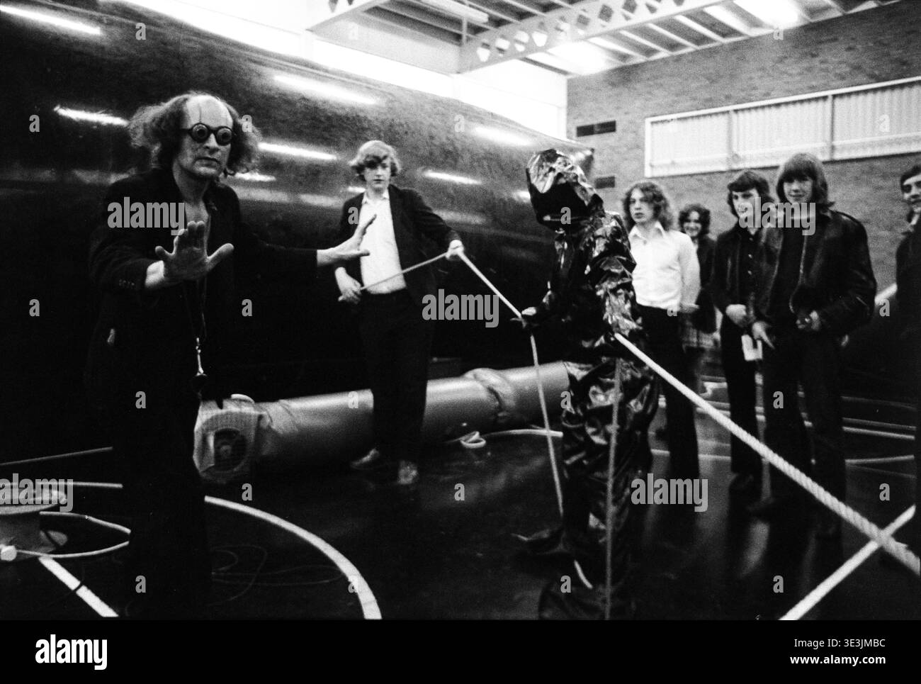 Ken Turner, co-fondatore del gruppo Community Art Action Space, in una performance con Ropes, Stourbridge, 1973 Foto Stock