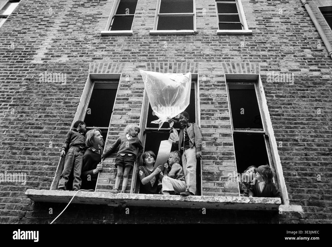 Il gruppo di Community Art Action Space rilascia alcuni palloncini fatti in casa in un evento in una casa di gioco di avventura a Tufnel Park, Londra, 1973 Foto Stock
