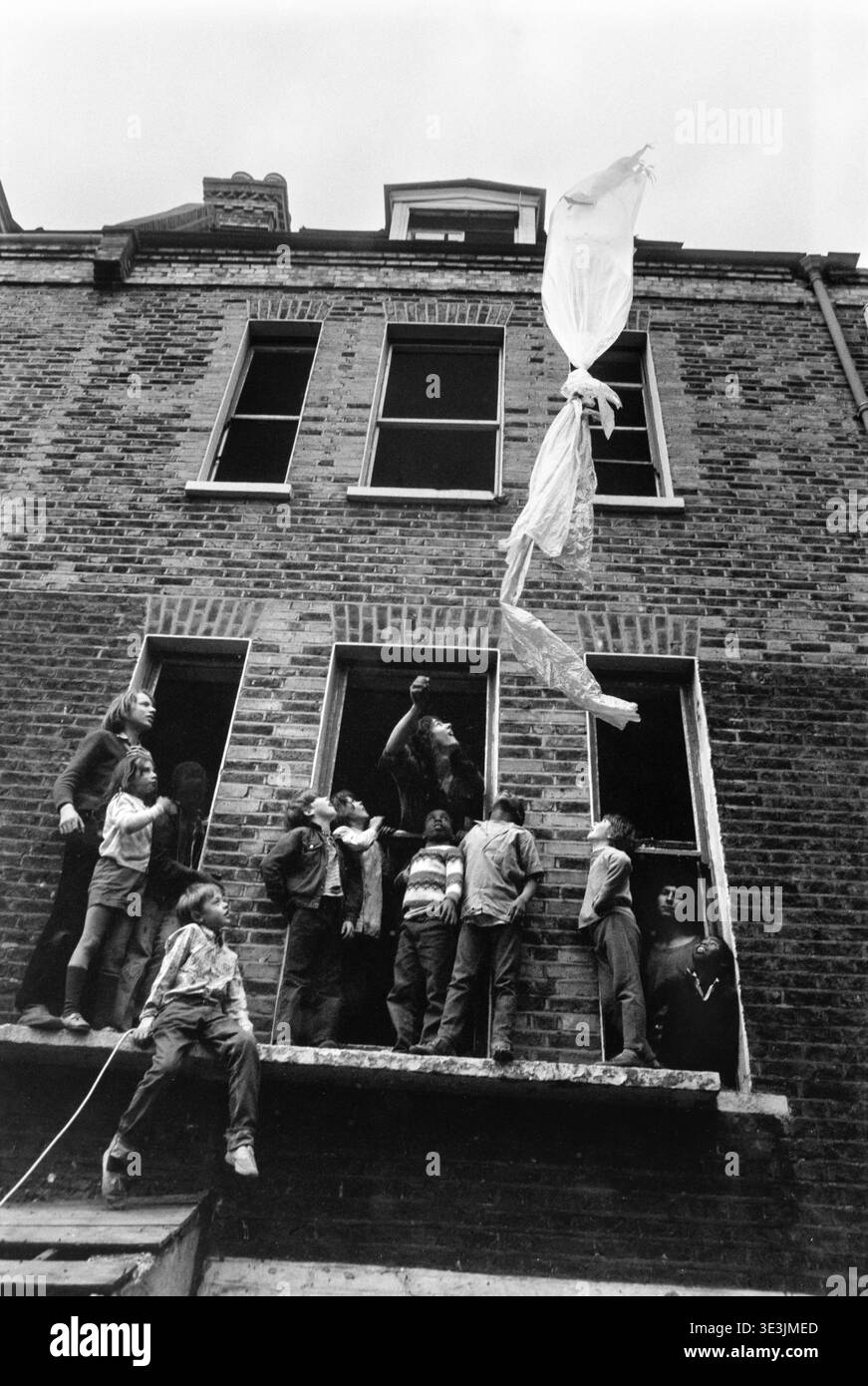 Il gruppo di Community Art Action Space rilascia alcuni palloncini fatti in casa in un evento in una casa di gioco di avventura a Tufnel Park, Londra, 1973 Foto Stock