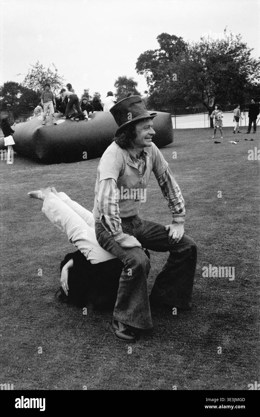 Ken Turner, co-fondatore del gruppo Community Art Action Space, mentre prepara strutture di gioco gonfiabili a "Play Optional", Coventry, 1973 Foto Stock
