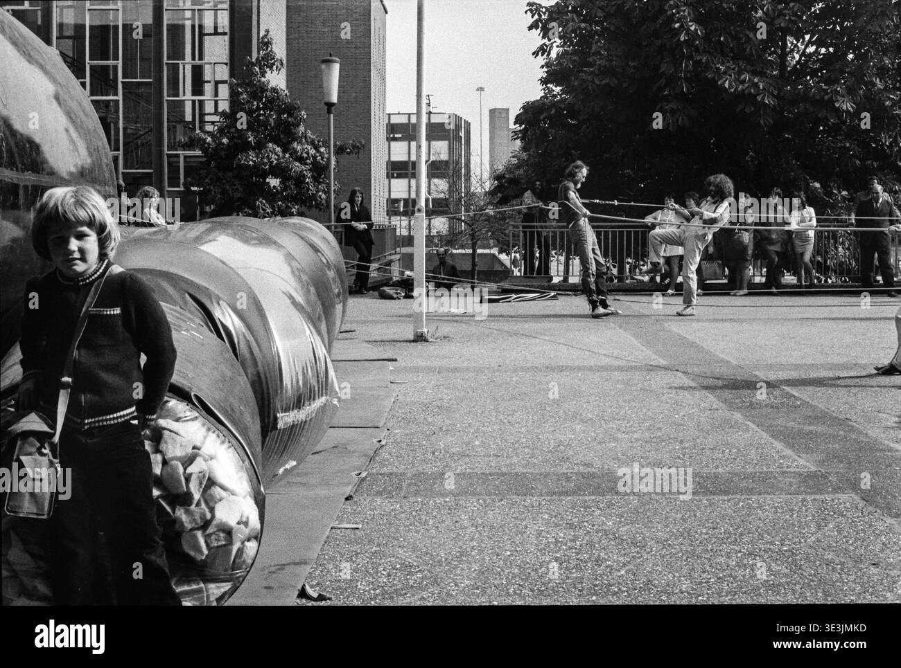 Community Art Group Action Space Performing with a Rope Harness Creation, che esplora nozioni di fiducia, Wolverhampton, 1973 Foto Stock