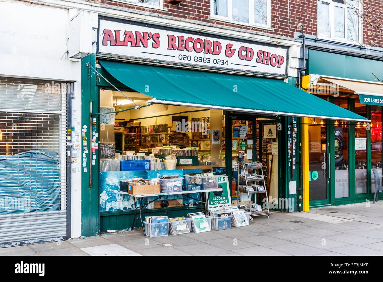 Alan's record & CD Shop, una caratteristica ben nota e di lunga data di High Road, East Finchley, Londra, Regno Unito Foto Stock
