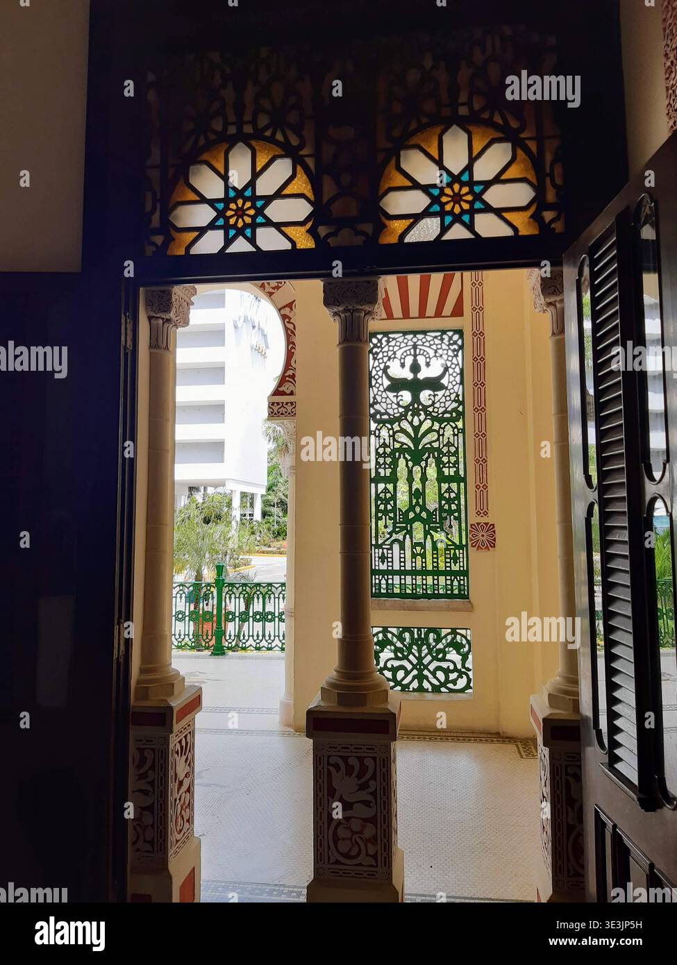 Corridoio in vetro colorato all'interno del Palacio de Valle a Cienfuegos, Cuba Foto Stock