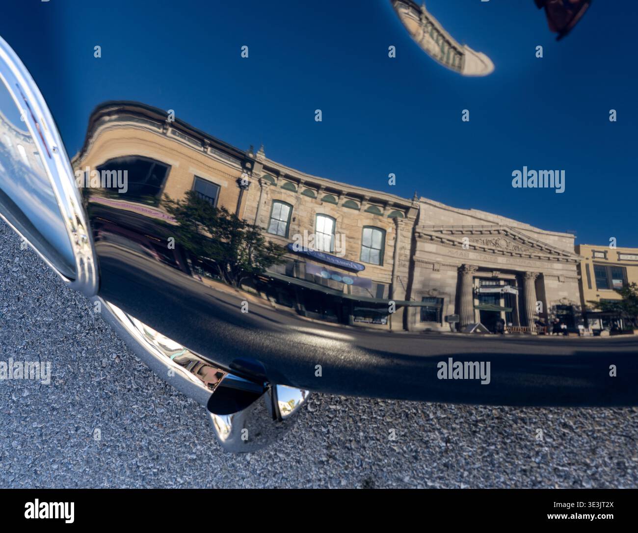 Un cofano o cofano auto lucido riflette i suoi dintorni storici. La scena si svolge a Georgetown, Texas Foto Stock