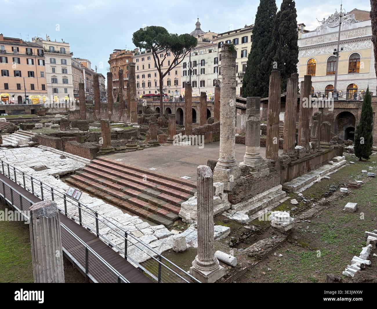 Area Sacra di largo Argentina. Roma, Italia. Rovine di antichi templi romani di epoca repubblicana circondati da edifici moderni. Foto Stock