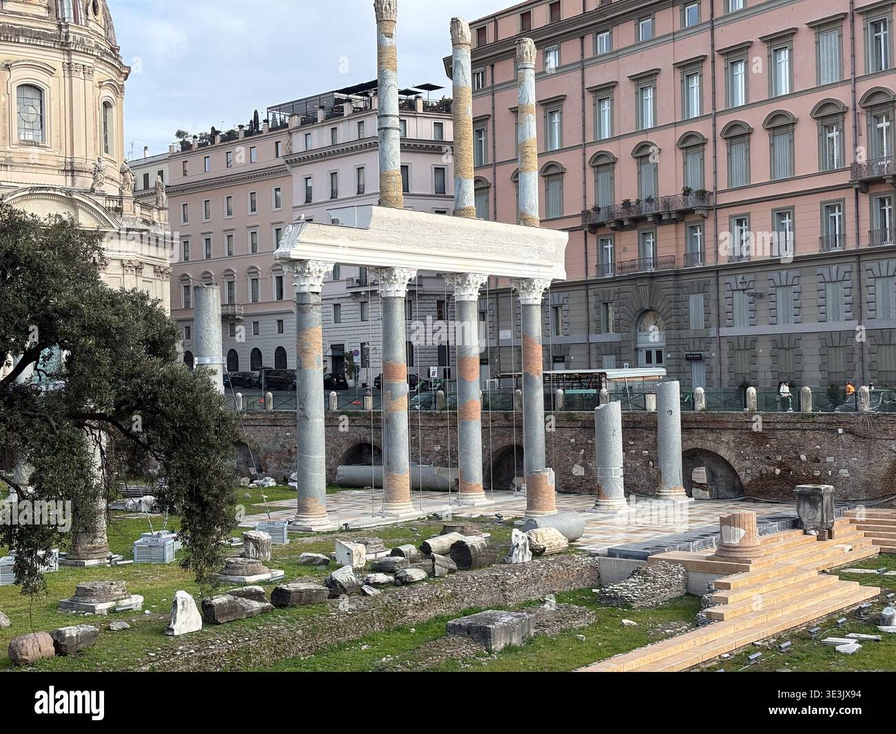 Tempio delle rovine di Traiano, colonna Traiana. Roma, Italia. Resti dell'architettura imperiale dei fori accanto ai moderni edifici della città. Foto Stock