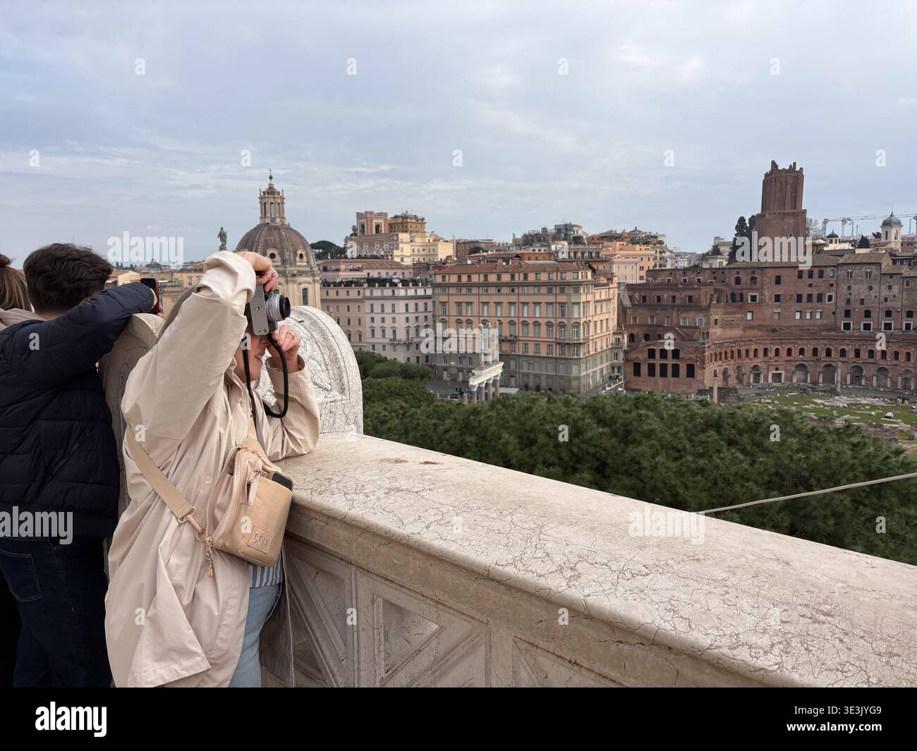 Mercati di Traiano, mercati di Traiano. Roma, Italia. Affacciato sulle antiche rovine e sul paesaggio urbano, coppia che scatta foto. Foto Stock