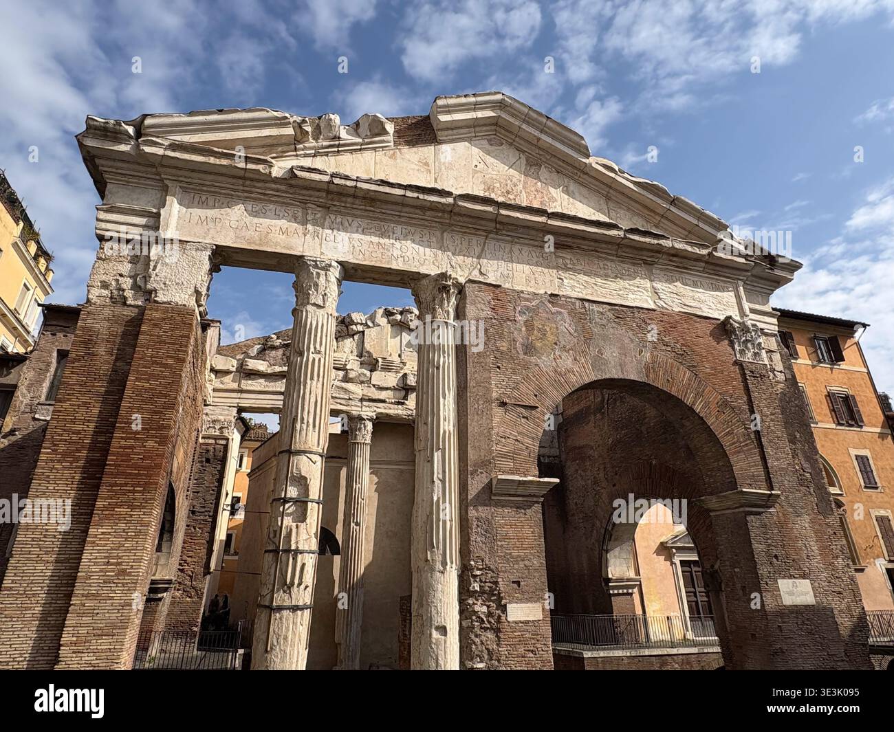 Portico di Ottavia, Porticus Octaviae. Roma, Italia. Notevole architettura romana caratterizzata da colonne in marmo e arcata in mattoni sotto nuvole patinate. Foto Stock