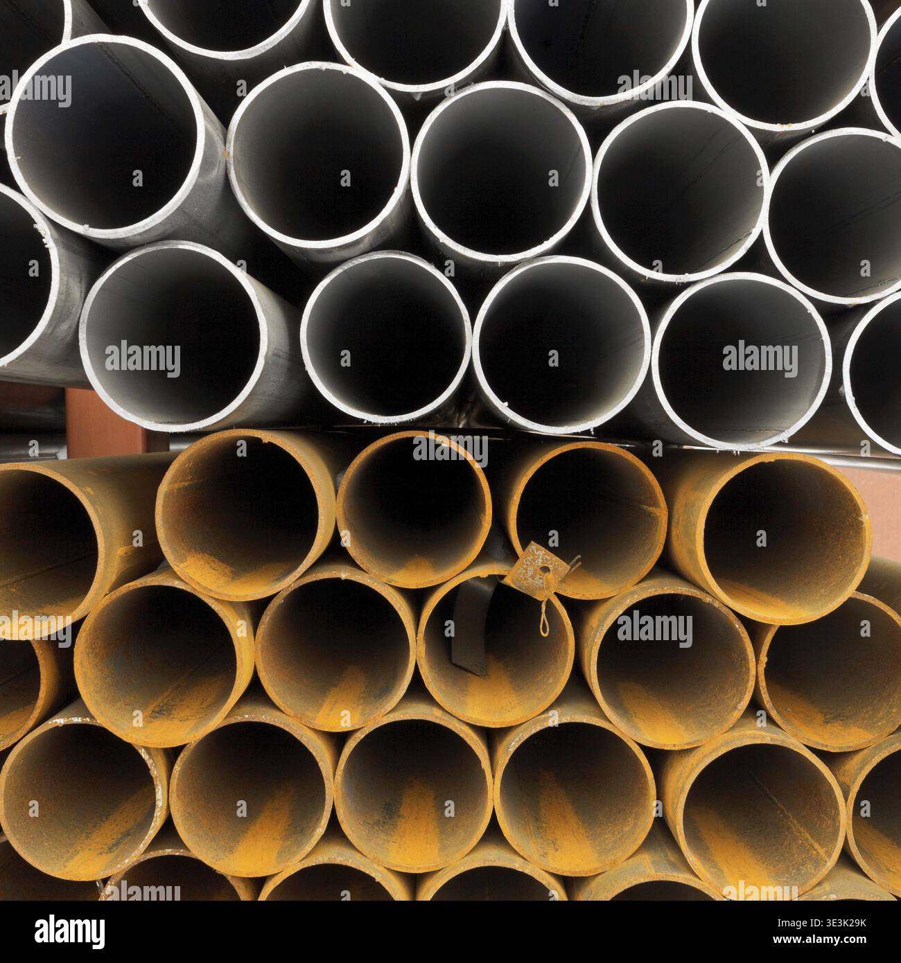 Le sommità dei tubi da costruzione si chiudono in un magazzino all'aperto in inverno Foto Stock