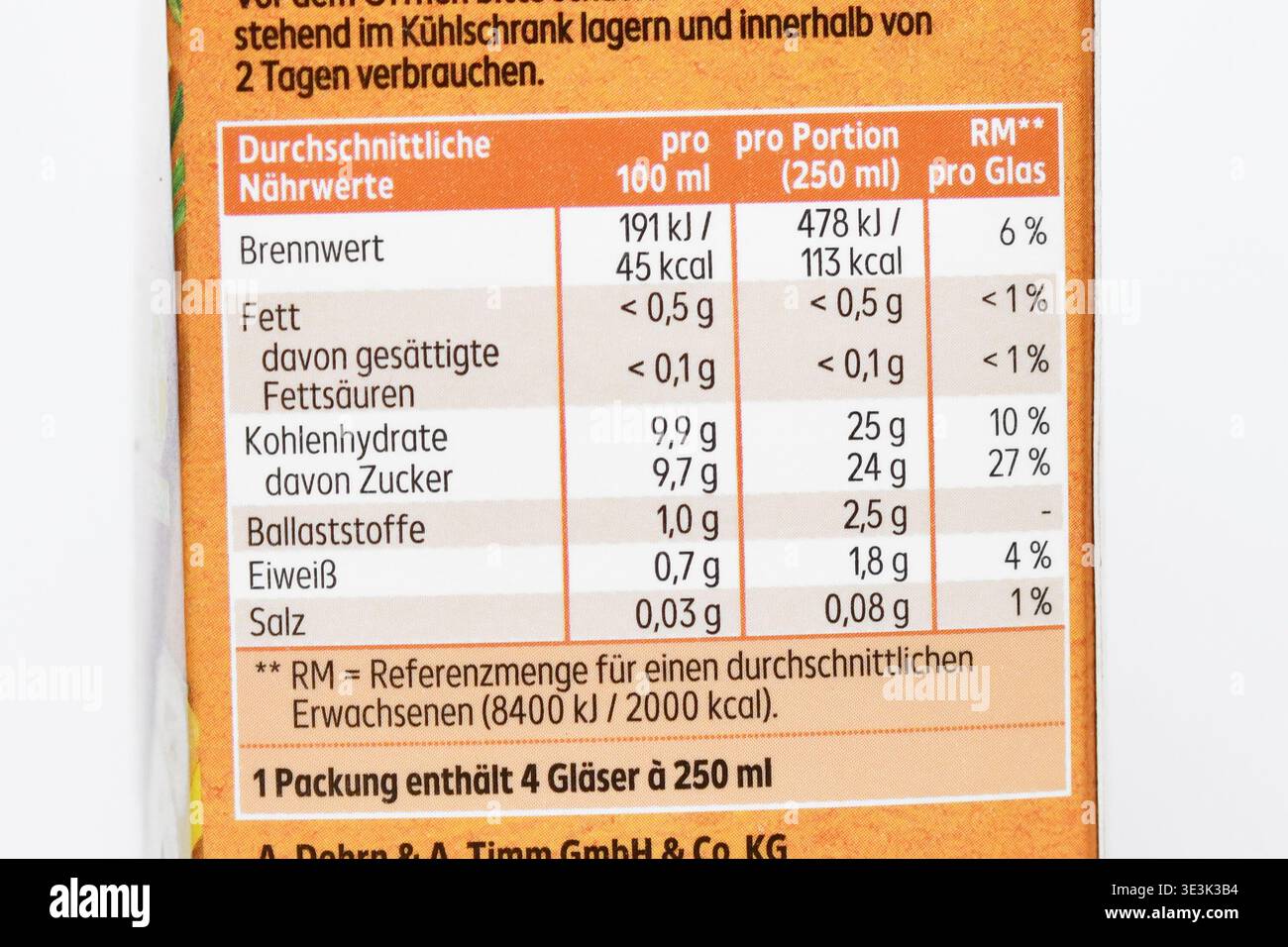 Germania - ottobre 2025: Etichetta nutrizionale tedesca di succo multi-frutto da concentrato che mostra calorie, grassi, carboidrati, fibre, proteine e sale Foto Stock