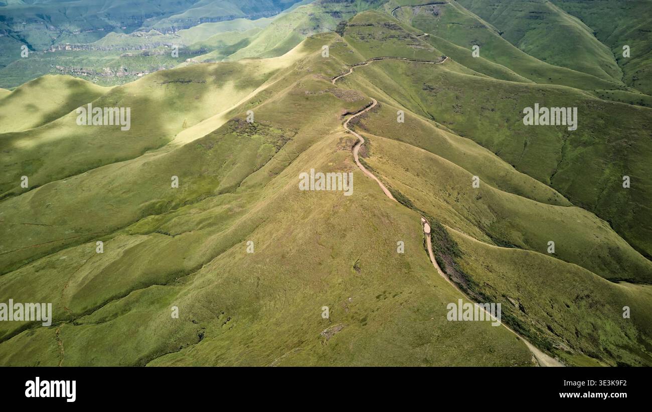 Sentiero di montagna tranquillo. Remote Ridge Line con viste mozzafiato e terreno robusto per esploratori Foto Stock