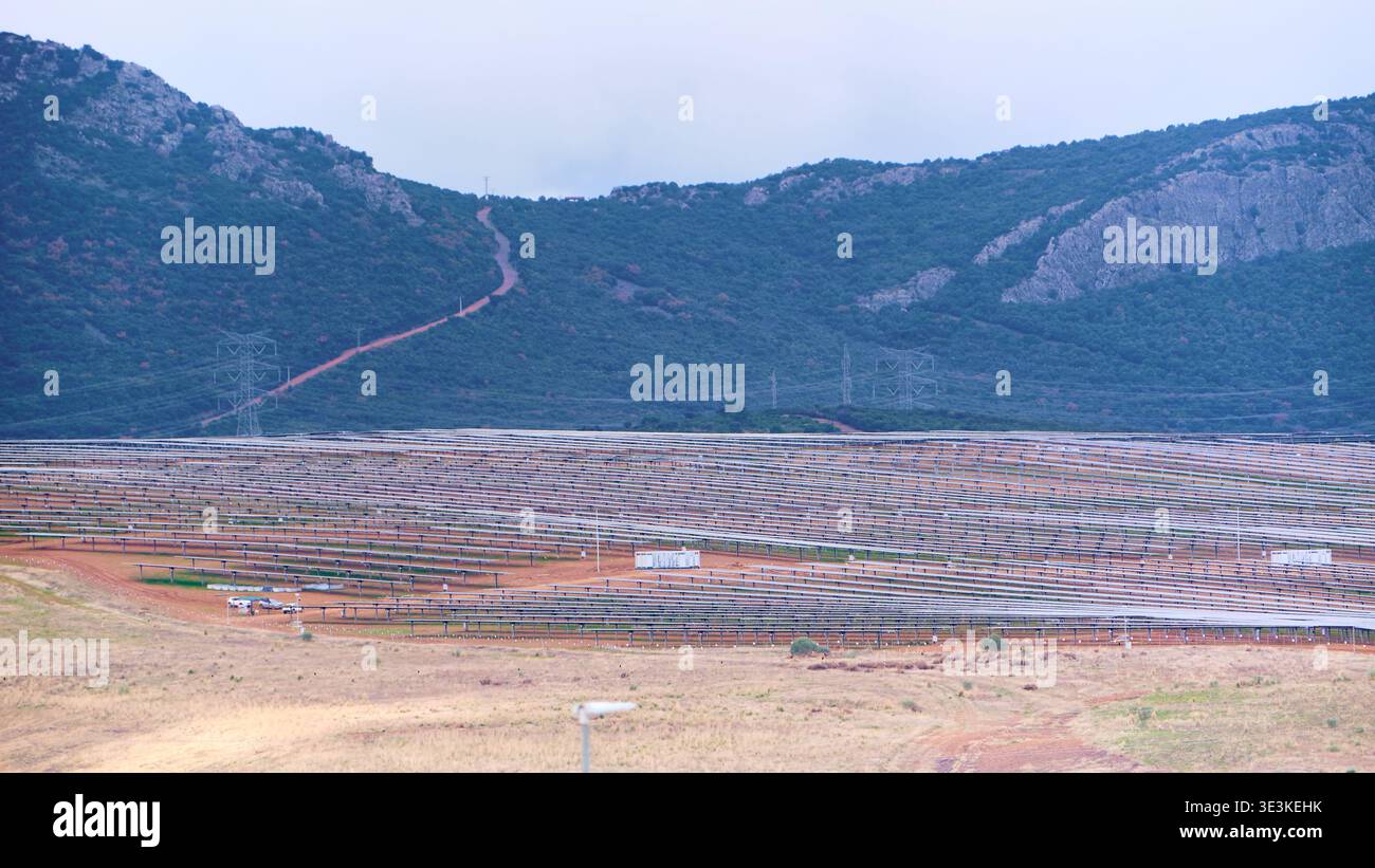 Clean Energy Transition and Sustainability Solar Panel Farm a Puertollano Castilla la Mancha Spagna sullo sfondo della montagna fonte di energia rinnovabile Foto Stock