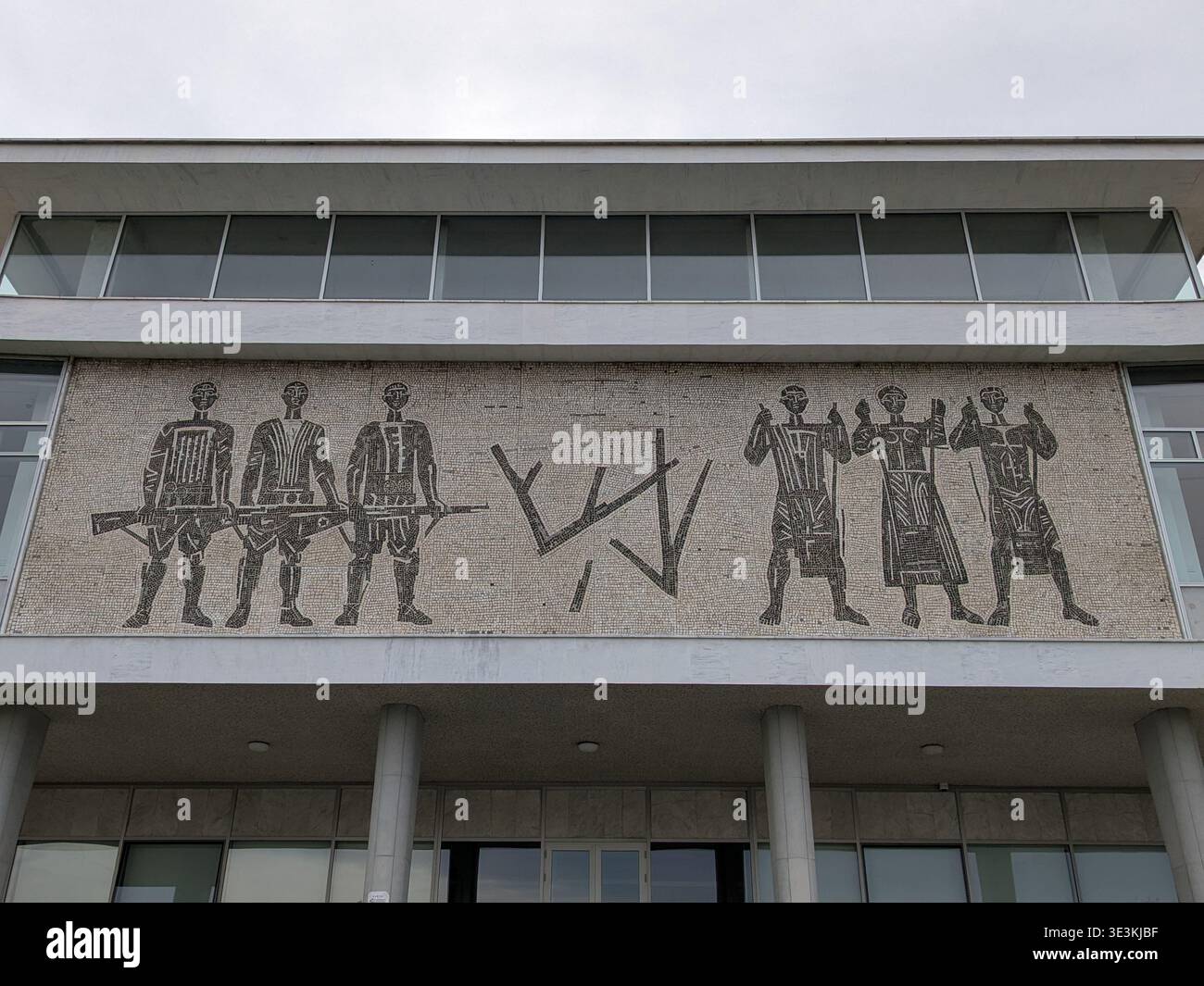 Mosaico facciata, Museo della Jugoslavia. Beograd, Serbia. - Immagine stock catturata con smartphone